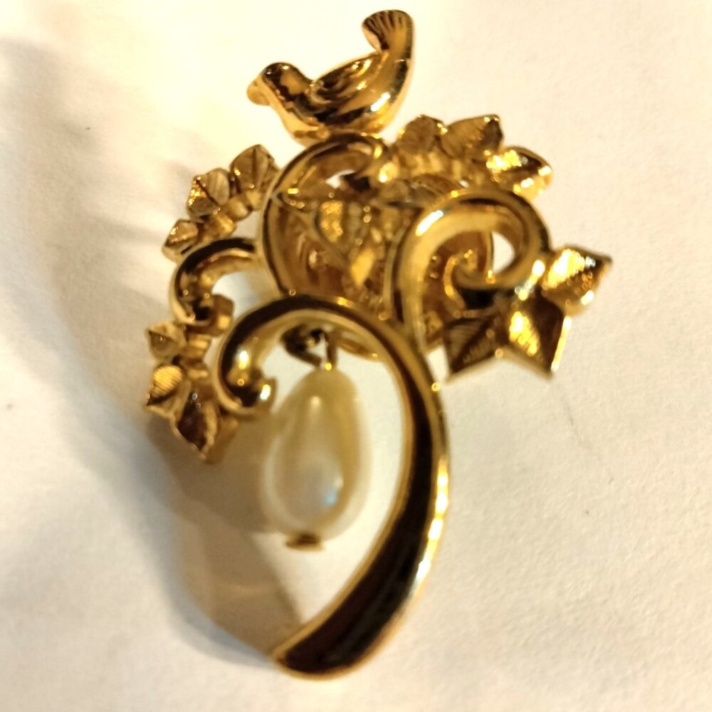 Avon Partridge In A Pear Tree Pinback Gold Tone Brooch Faux Pearl Drop Accent
